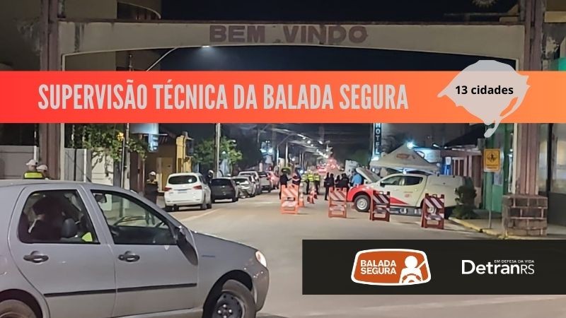 Foto noturna, da entrada da cidade, que mostra uma blitz acontecendo com a presença do DetranRS, Brigada Militar e agentes do município