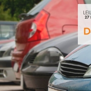 Veículos estacionados em um pátio lado a lado e box onde está escrito leilão virtual, 27 de setembro, detranRS em defesa da vida