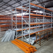 estantes de aço desmontadas