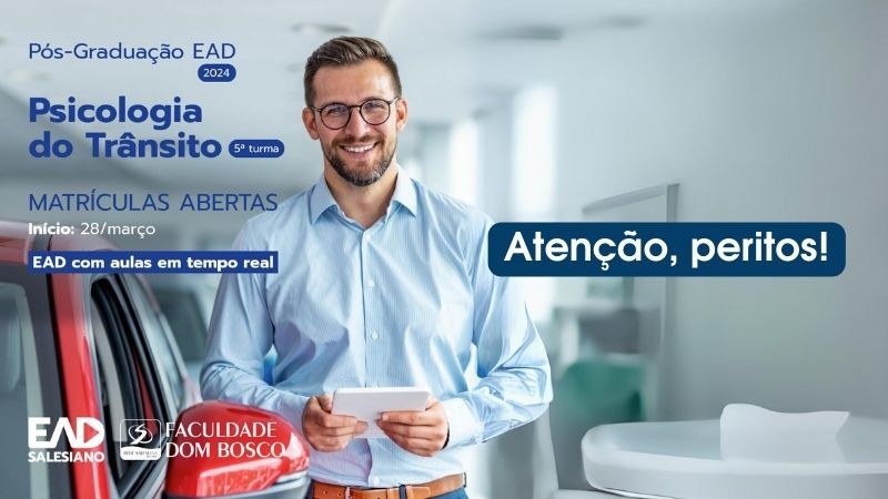 homem de camisa azul encostado na lateral de um carro vermelho segurando um tablet branco e sorrindo