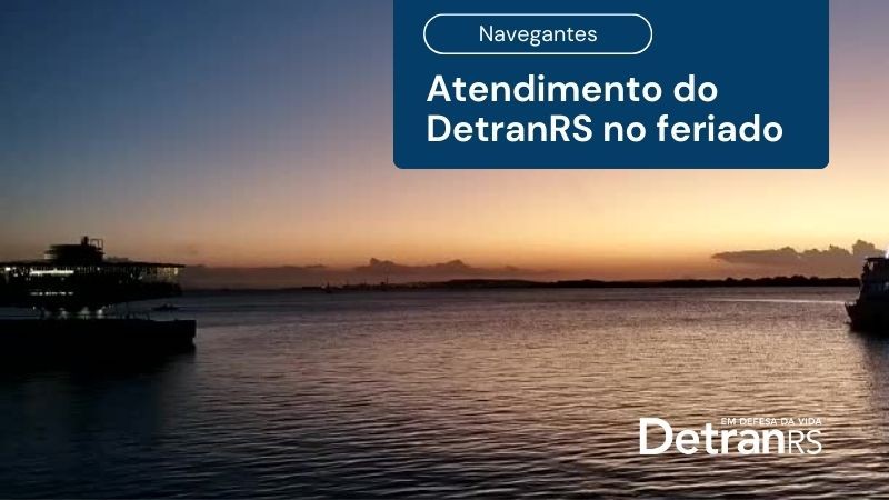 Foto de um barco à esquerda após o pôr do sol no guaíba
