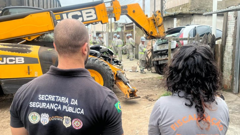 A foto mostra as equipes de fiscalização durante a operação desmanche