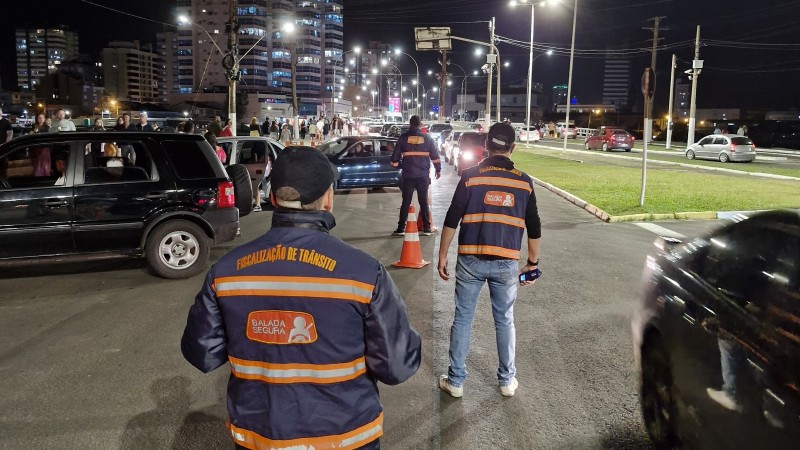 agentes da balada segura em via abordando ve&iacute;culos durante blitz