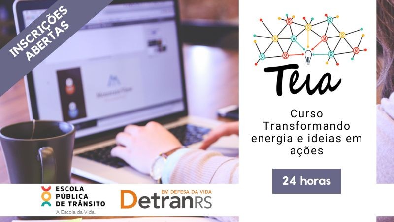 Card curso teia - curso transformando energia e ideias em ações - notebook com mãos sobre o teclado e uma caneca de café ao lado.