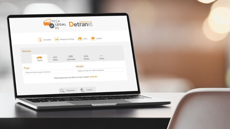 tela de notebook onde aparece a página inicial do site peça legal.
