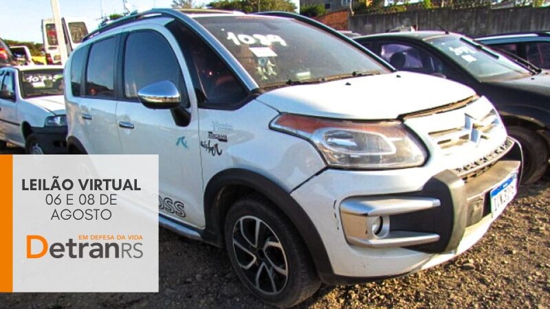 Citroen C3 Aircross branco em primeiro plano estacionado em depósito ao lado de outros veículos