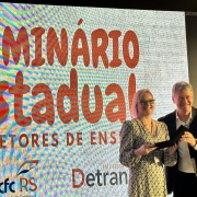 Diretora Administrativa e Financeira do DetranRS Cláudia Severo recebe homenagem do SindiCFC