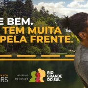 Card ilustrativo com a foto de um homem segurando uma menina no colo, ambos sorriem, e o texto: volte bem. Você tem muita vida pela frente.