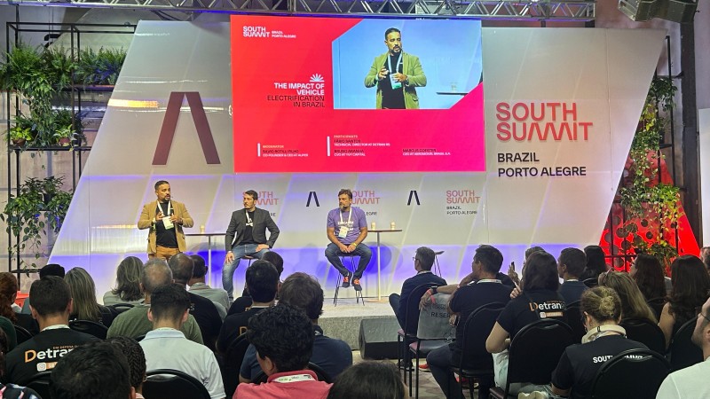 Registro do palco, o de o diretor Fábio do DetranRS está em pé, falando