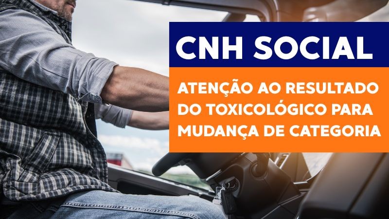 Foto horizontal colorida de um caminhoneiro na direção visto de dentro do carro. No lettering, o texto CNH Social. Atenção ao resultado do toxicológico para mudança de categoria