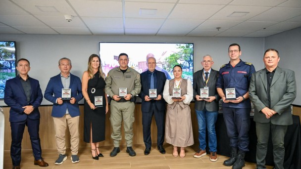 Imagem mostra autoridades civis e militares da Seguran&ccedil;a P&uacute;blica do Rio Grande do Sul durante o evento dos 10 anos da Opera&ccedil;&atilde;o Desmanche