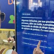 Mulher respondendo o quiz do DetranRS, no totem do estande, no South Summit Brazil